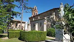 Vue méridionale de l'église paroissiale. À droite, une statue de Notre-Dame de Lourdes