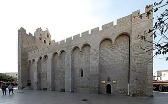 Vue latérale, et clocher-mur.