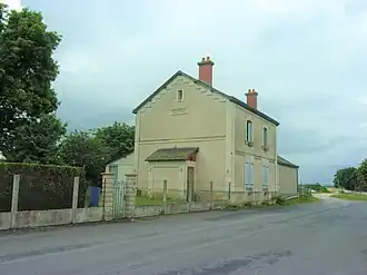 Photographie en couleurs d'une station ferroviaire désaffectée et transformée en habitation.