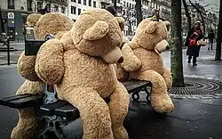 Nounours installés sur un banc de l’avenue des Gobelins à Paris