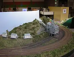 Assemblages de modules en N ; la limite des modules est visible à droite, devant l'usine.