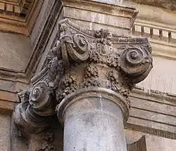 Nupces : chapiteau composite.