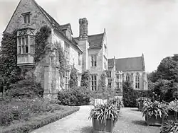 La façade sud de Nymans en 1932 avant l'incendie et la ruine subséquente