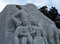 Sculpture en relief à l’entrée principale.