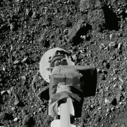 Successions d'images montrant le systèmes de prélèvement avec la surface de Bénou se rapprochant puis s'éloignant