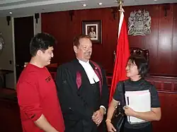 Photographie prise à l’issue d’une cérémonie de citoyenneté