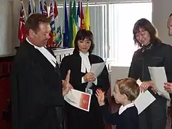 Photographie d'un enfant naturalisé pendant une cérémonie de citoyenneté canadienne