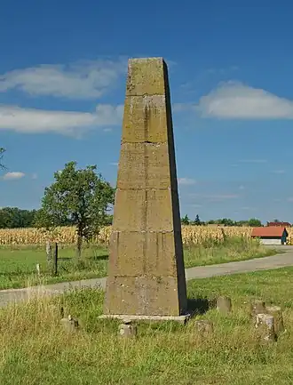 La stèle géodésique.