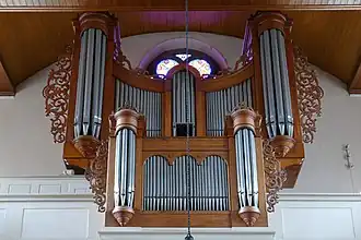 Orgue construit en 1857 par Stiehr-Mockers, entretenu par Louis Mockers entre 1885 et 1907 et restauré en 1997 par Gaston Kern.