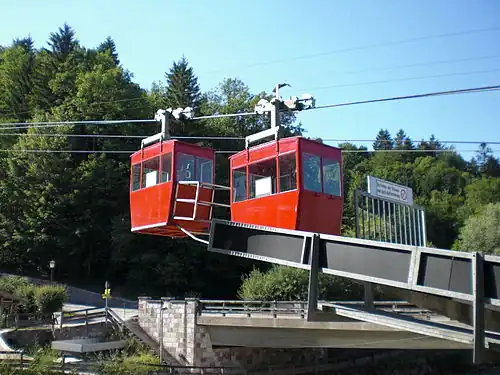 L'Obersalzbergbahn en 2013 à mi-hauteur du mont Kehlstein (alt. 1&nbsp;850&nbsp;m). Il emmène les touristes du centre-ville de Berchtesgaden. Au sommet du Kehlstein se trouve le « Nid d’aigle ».