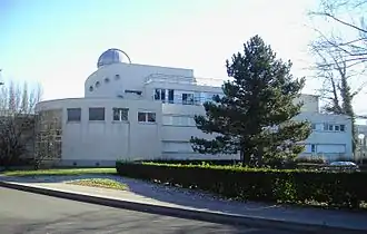 Bâtiment blanc avec une coupole