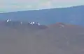 Observatoires du Mauna Kea, vu d'avion. De gauche à droite, de l'image, on voit: le CFHT, Gemini Nord, UH 2.2, UKIRT, IRTF, le Keck et le Subaru