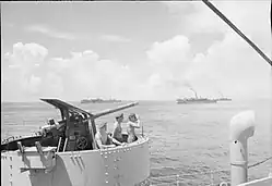 Navires du convoi d'occupation en route vers Singapour, août 1945.