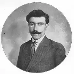 Portrait en noir et blanc d'un homme portant des moustaches