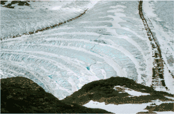 Bandes de Forbes sur le glacier de Vaughn Lewis en Alaska. Les creux remplis de neige sont nettement visibles.