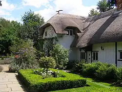 Une chaumière avec un jardin.