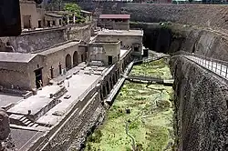 Vue en enfilade de la terrasse, à gauche, et de l'ancien rivage, en vert