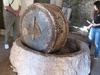 Moulin à triturer les olives - NazarethL'Épart traversant l'œillard est maintenu par une cheville et permet de faire tourner la meule courante