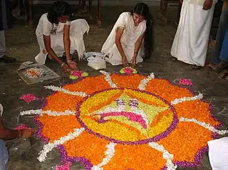 Rangoli de fleurs à l'occasion d'Onam
