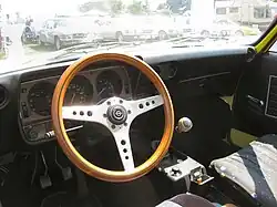 Vue du poste de pilotage (volant non standard)