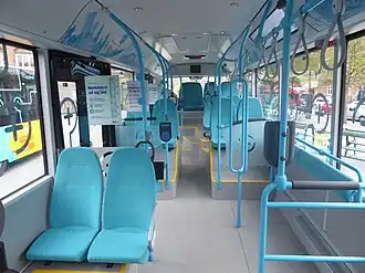 Vue arrière sur un modèle à moteur horizontal longitudinal.