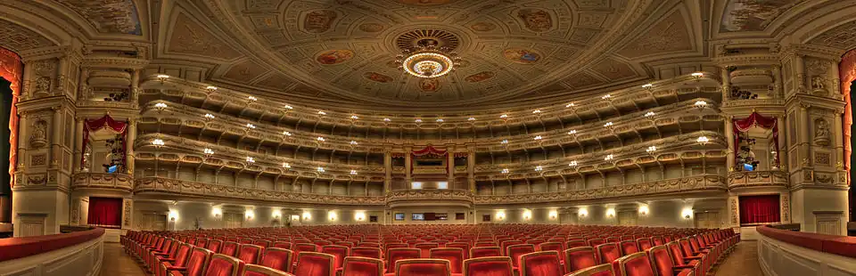 Panorama de la salle depuis la scène