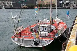 un bateau de course à quai