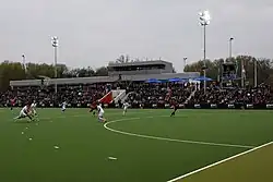 Des joueurs ,de hockey sur gazon pendant un match.