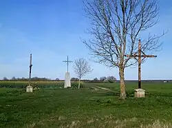 Photographie de trois croix de mission séparées de quelques mètres