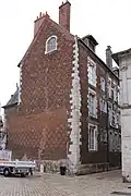 Maison des Chevaliers du Guet, à l'angle de la rue Étienne-Dolet et la rue Parisie.