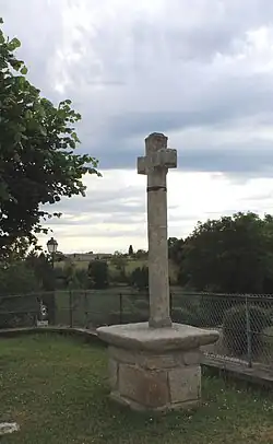 Croix près de l'église.