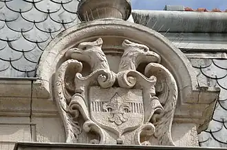 Blason au-dessus d'une porte.