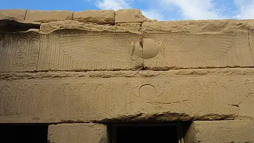 Entrée de la chapelle (groupe de l'ouest).