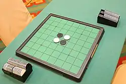 Plateau d'un jeu Othello au début d'une partie