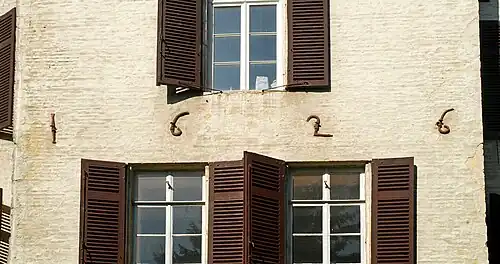 Les ancres du château d'Ottigniescomposant la date de 1626.