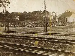 Le 19 août 1942, les Juifs attendent toute la nuit leur déportation pour Treblinka (photo clandestine).