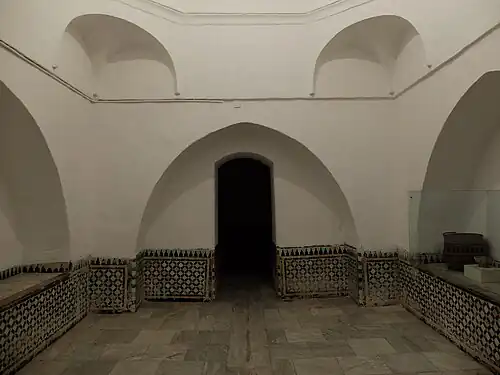 Ancien hamam orné de zelliges marocains, situé dans le musée.
