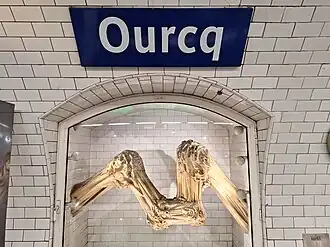 Plaque nominative de la station et vitrine d'exposition.