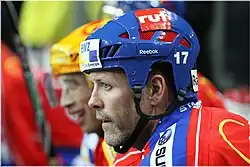 Photographie couleur du joueur avec le maillot rouge du ZSC Lions