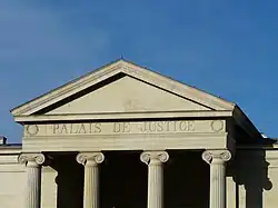 Le fronton et les chapiteaux du portique