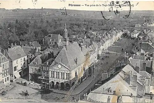 Vue de l'hôtel de ville depuis le sommet de la tour Saint-Jean.