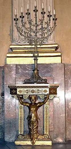 Chandelier à sept branches.