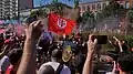 Les supporters saluant le Bouclier de Brennus lors de la parade du Stade toulousain dans les rues de Toulouse.
