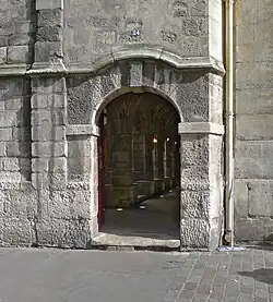 Nos 22-26 : une des entrées du cloître.