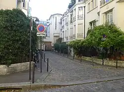 Nos&nbsp;22 et 8 : Immeubles d'angle (1928) et vue vers le fond du 2e tronçon.