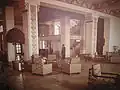 Le hall du salon : les frises du décor rappellent les cèdres du roi Salomon. Années 1930.