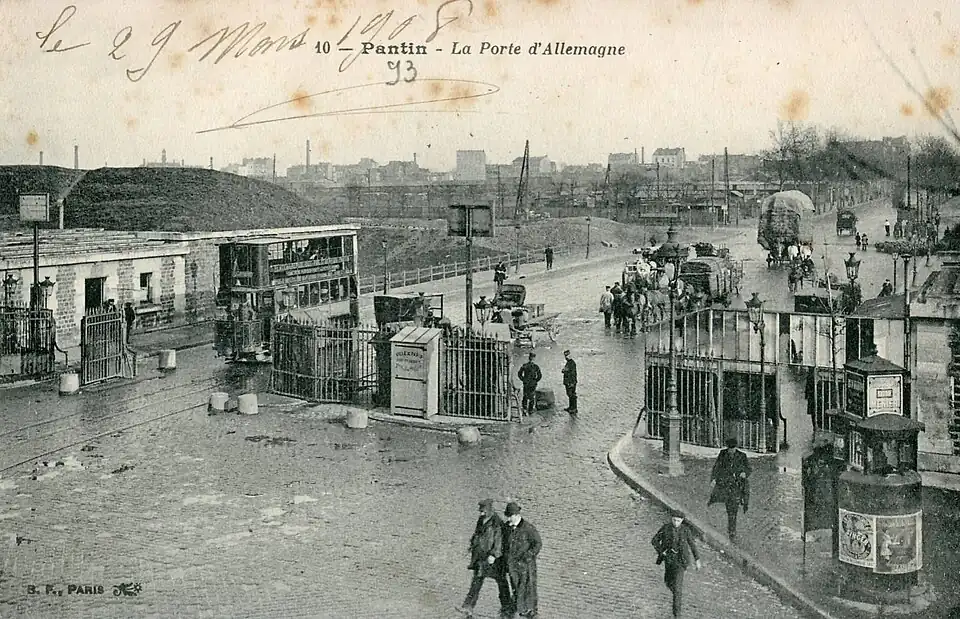 La porte de Pantin, au tout début du XXe&nbsp;siècle, avec ses fortifications et un tramway à impériale