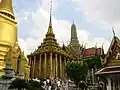De gauche à droite: le Phra Si Rattana Chedi, le Phra Mondop et le Prasat Phra Thep Bidon.