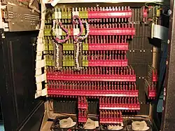 Processeur du PDP-8/I. Les Flip-Chip vertes (série G) sont des circuits analogiques servant au contrôle de la mémoire. Les Flip-Chips rouges du PDP-8/I (série M), comprennent des circuits intégrés TTL plutôt que de la logique discrète.