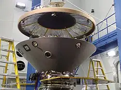Photo dans une sallet blanche des deux composants du bouclier thermique sur le point d'être scellés l'un à l'autre.